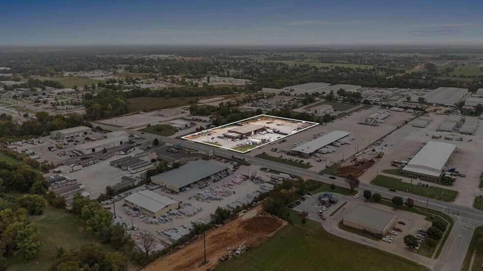 405 S Bloomington St, Lowell, AR à louer - Photo du bâtiment - Image 2 de 7