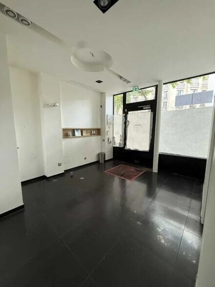 Retail in Paris for lease - Building Photo - Image 1 of 5
