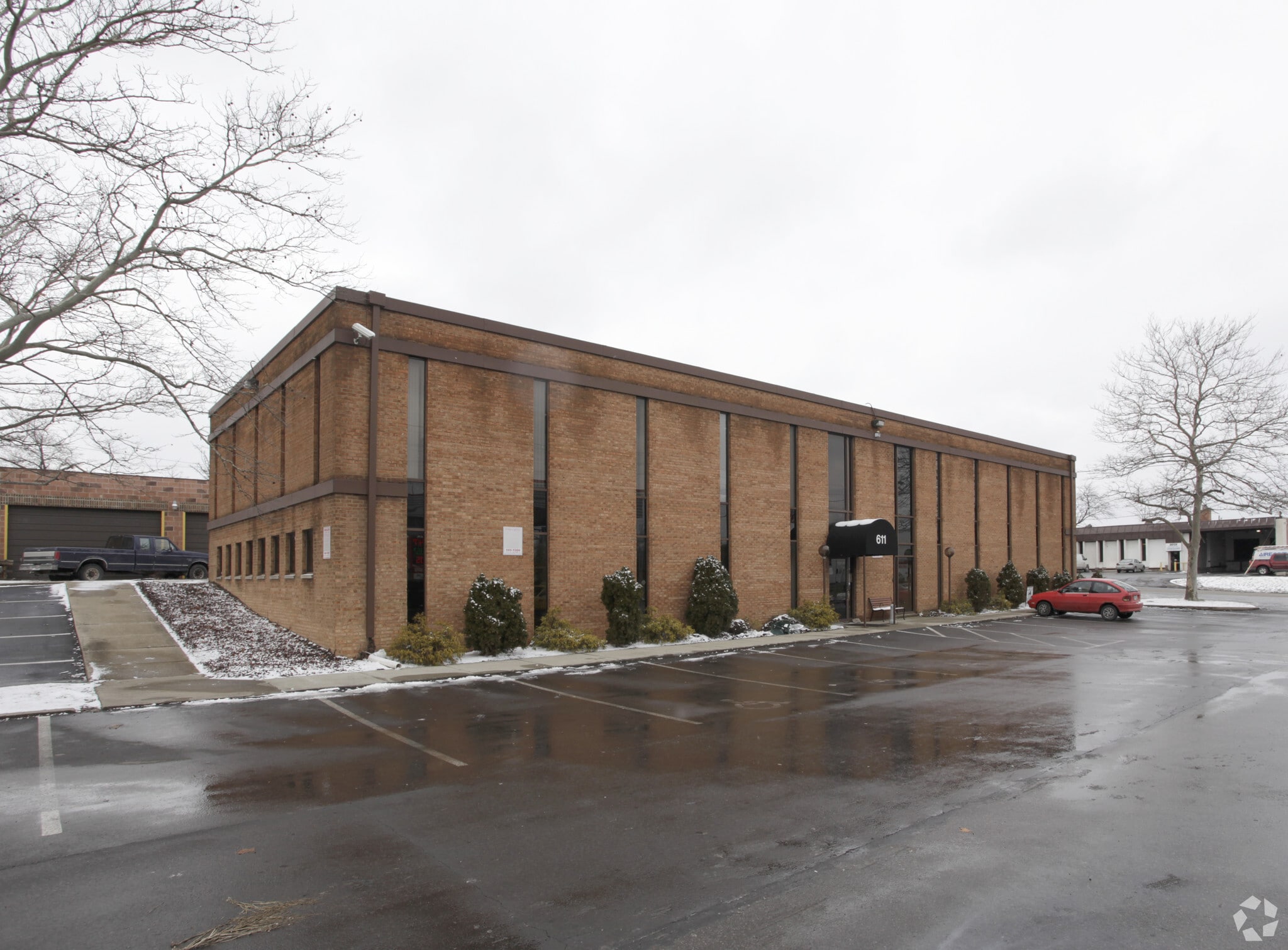 611 E Weber Rd, Columbus, OH for lease Primary Photo- Image 1 of 11