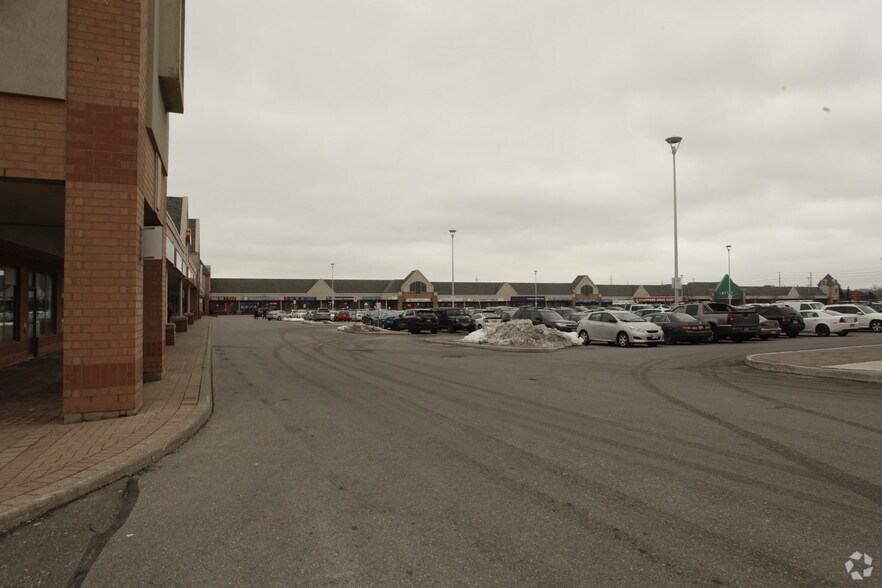 9251-9255 Woodbine Ave, Markham, ON à louer - Photo du bâtiment - Image 2 de 7