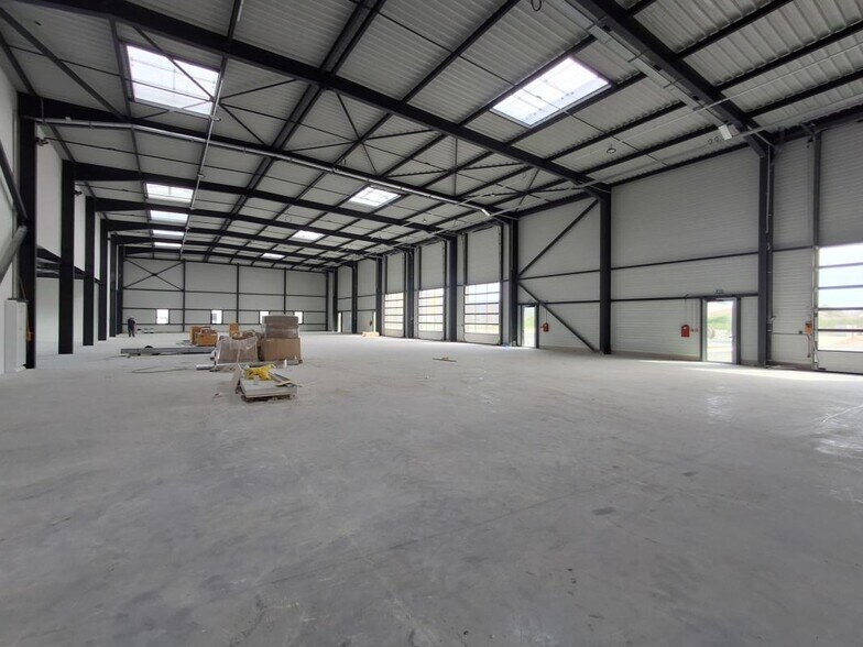 Flex in La Boisse for lease - Interior Photo - Image 3 of 7