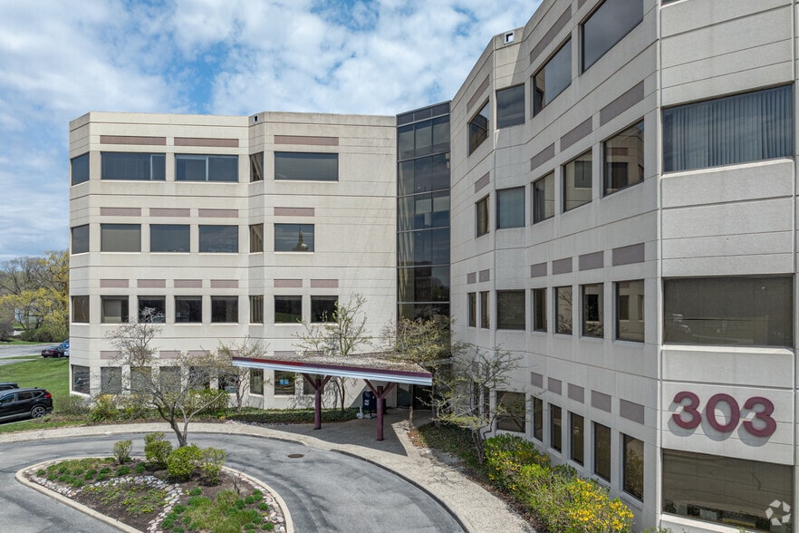 300 & 303 E Army Trail Road, Bloomingdale, IL à louer - Photo du bâtiment - Image 2 de 4
