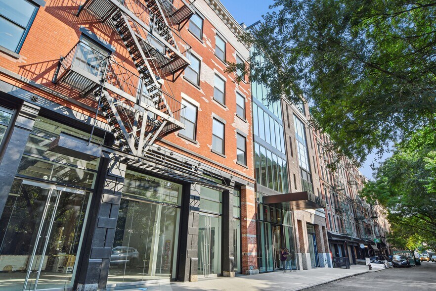 210 Elizabeth St, New York, NY à louer - Photo du bâtiment - Image 2 de 15