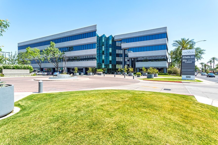 5343 N 16th St, Phoenix, AZ à louer - Photo du bâtiment - Image 2 de 5
