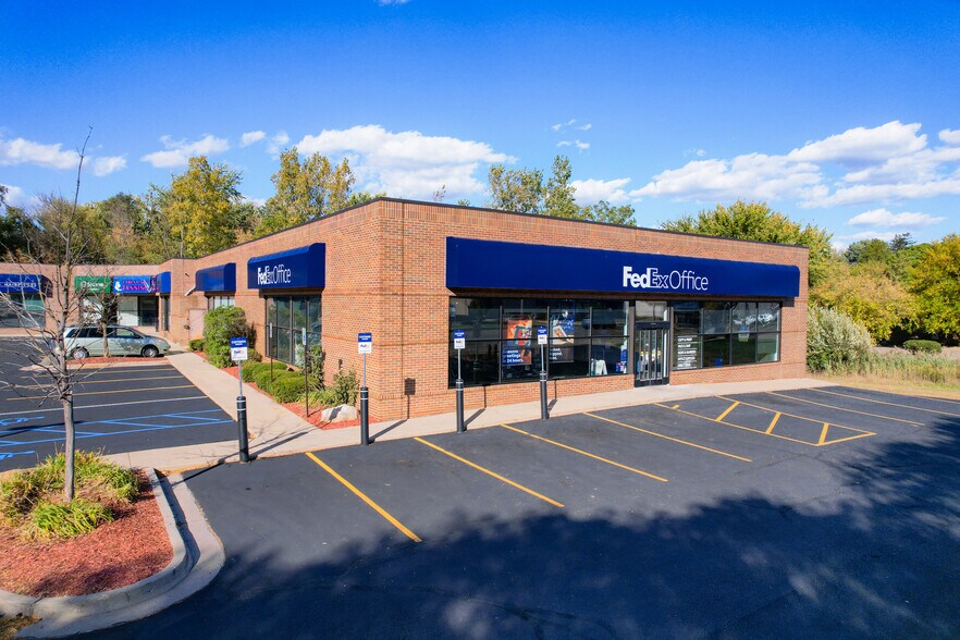 6240-6258 W Saginaw Hwy, Lansing, MI à vendre - Photo du bâtiment - Image 3 de 9