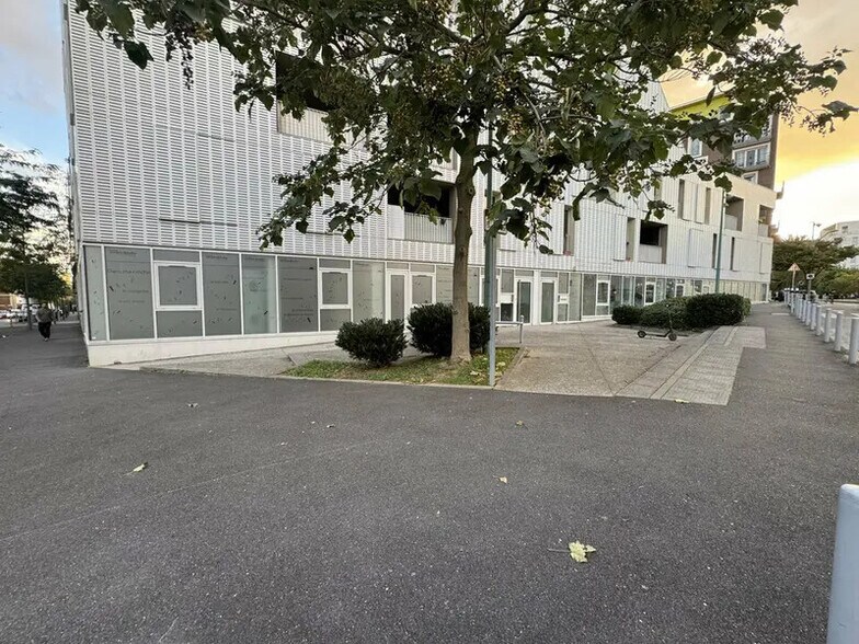 Retail in Arcueil for lease - Building Photo - Image 1 of 7