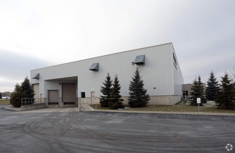 215 Toman Dr, Waterloo, ON for lease - Building Photo - Image 2 of 2