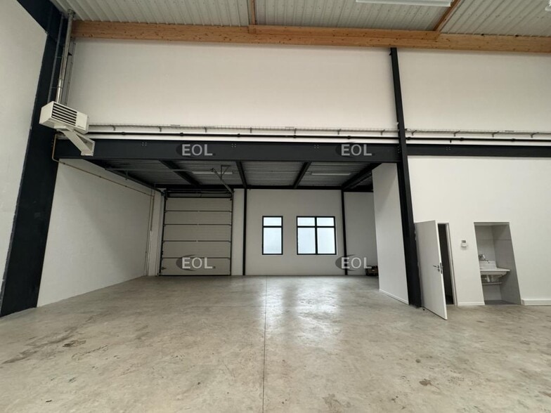 Flex in Lieusaint for lease - Interior Photo - Image 3 of 7