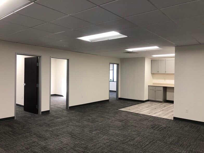 10214 N Tatum Blvd, Phoenix, AZ for lease - Interior Photo - Image 2 of 11