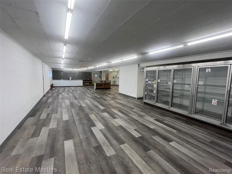 8216 Lakeshore Rd, Lexington, MI for sale - Interior Photo - Image 3 of 8