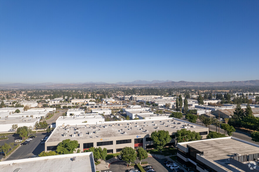 4095 E La Palma Ave, Anaheim, CA à louer - Photo du bâtiment - Image 3 de 22