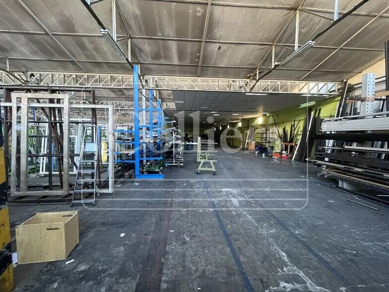 Flex in Marseille for lease - Interior Photo - Image 3 of 6