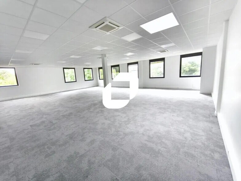 Office in Créteil for lease - Interior Photo - Image 3 of 5