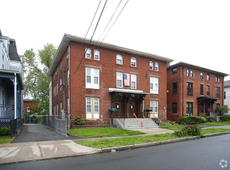 29-Unit Connecticut Multifamily Portfoli portefeuille de 2 propriétés à vendre sur LoopNet.ca - Photo du bâtiment - Image 1 de 6