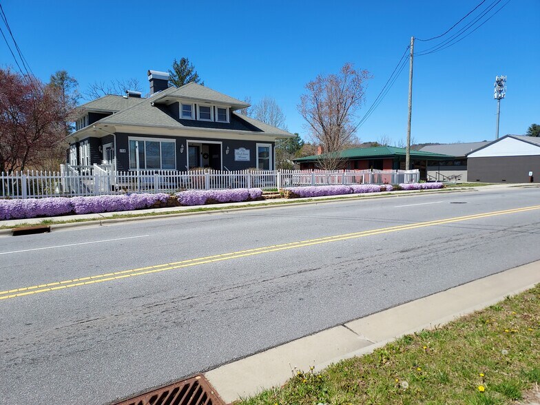 178 S Caldwell St, Brevard, NC à vendre - Photo du bâtiment - Image 1 de 34