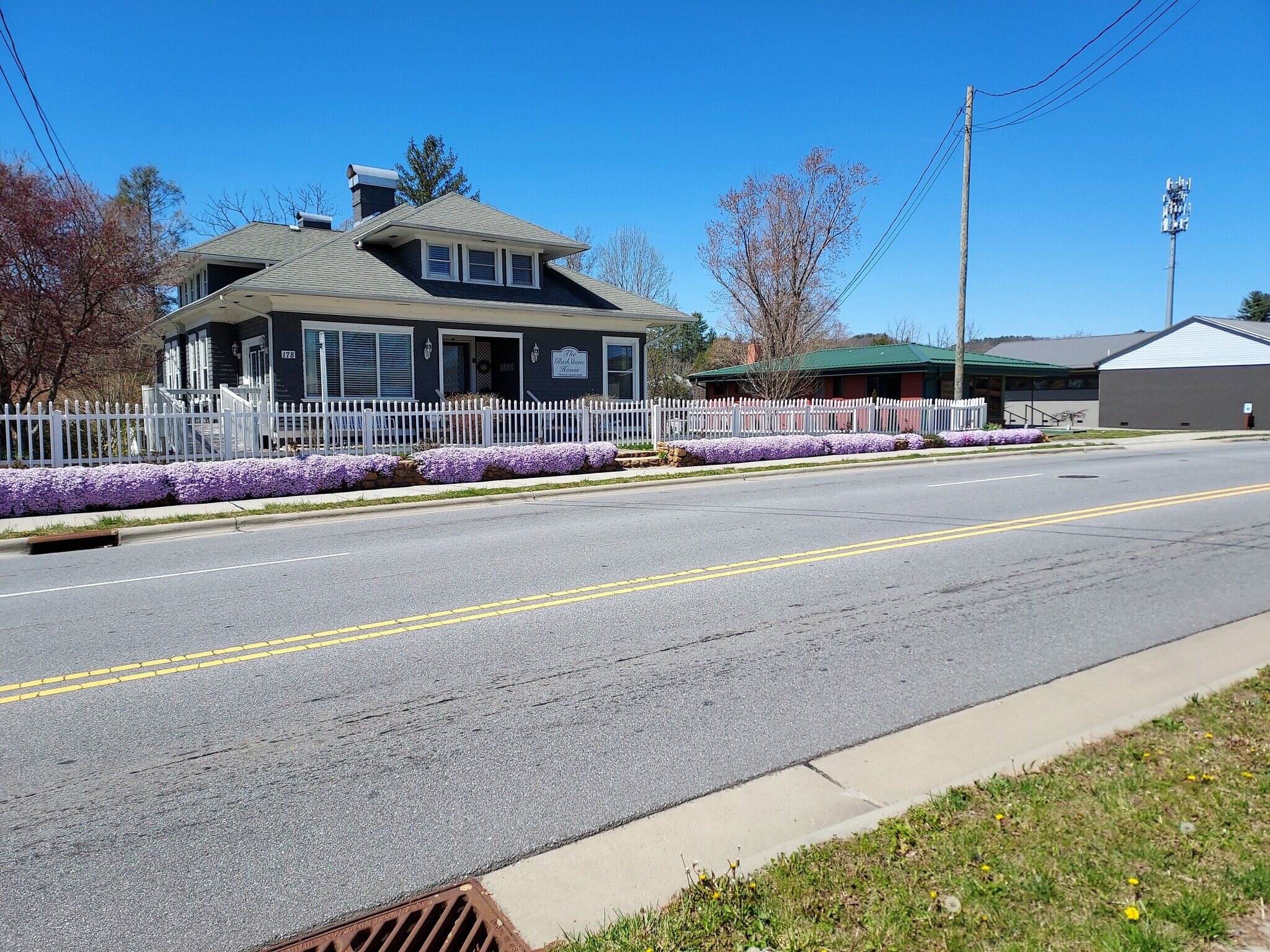 178 S Caldwell St, Brevard, NC à vendre Photo du bâtiment- Image 1 de 35
