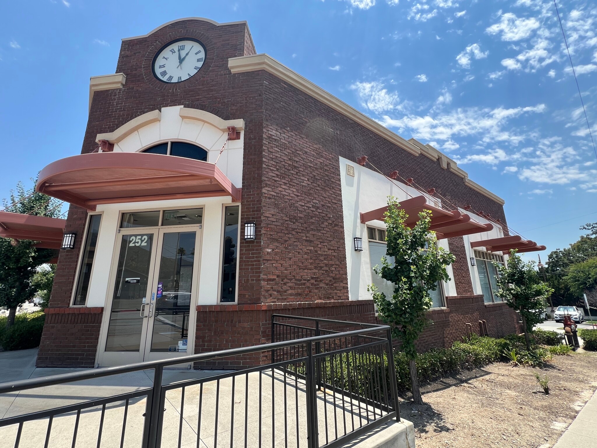 242-252 W Foothill Blvd, Monrovia, CA à louer Photo du bâtiment- Image 1 de 9