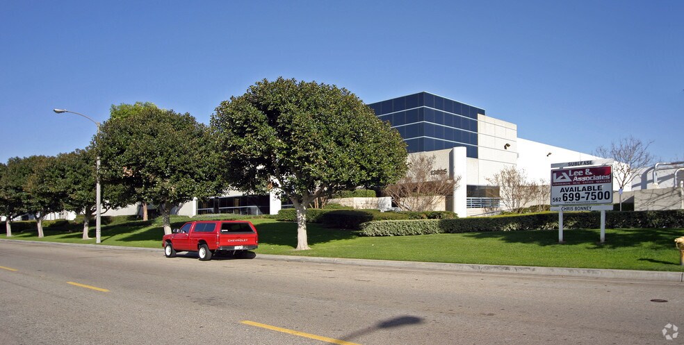 13771-13825 Norton Ave, Chino, CA à louer - Photo du bâtiment - Image 2 de 6