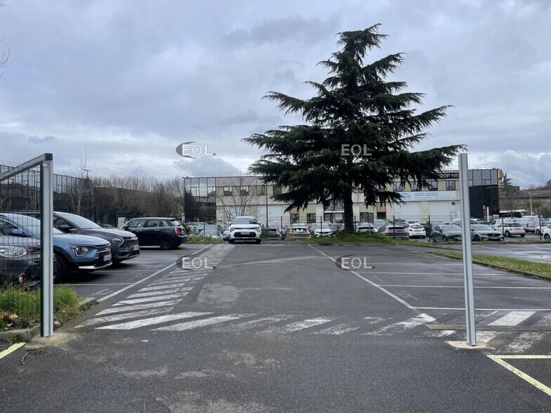 Flex dans Nanterre à louer - Photo du bâtiment - Image 3 de 9