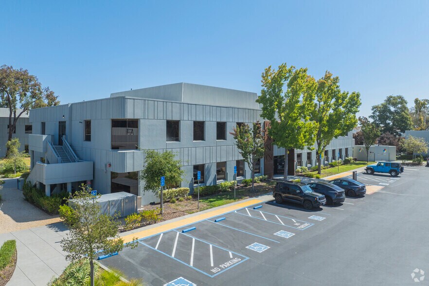 2445 Faber Pl, Palo Alto, CA à louer - Photo du bâtiment - Image 1 de 8