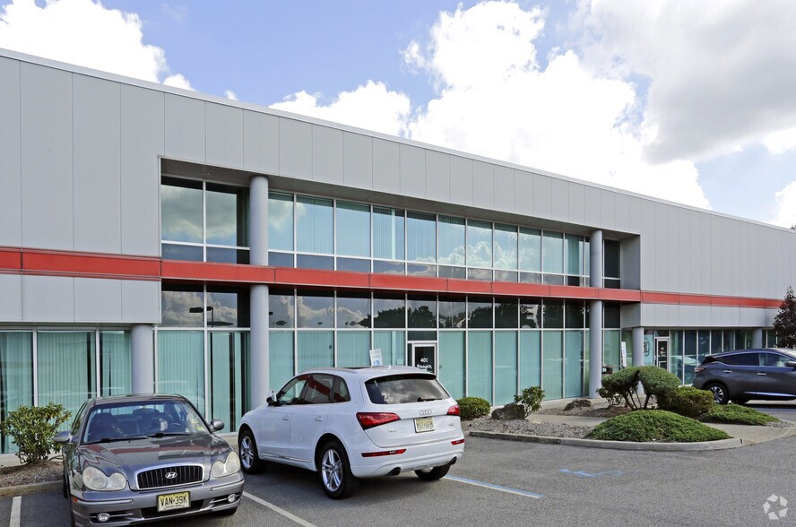 40 Commerce Way, Totowa, NJ à louer - Photo du bâtiment - Image 2 de 2