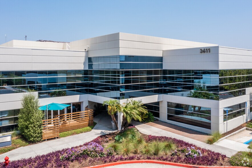3601 S Harbor Blvd, Santa Ana, CA à louer - Photo du bâtiment - Image 3 de 4