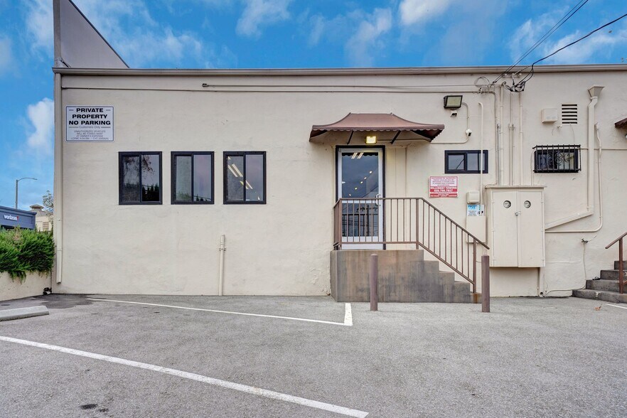 930 Foothill Blvd, La Cañada Flintridge, CA à louer - Photo du bâtiment - Image 3 de 10