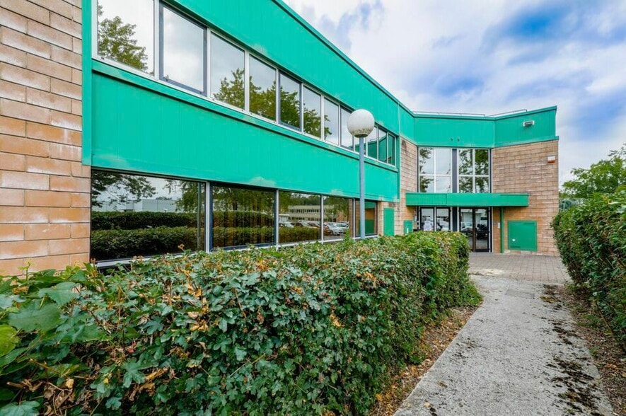 2 Rue Enrico Fermi, Saint-Thibault-des-Vignes for lease - Building Photo - Image 2 of 12