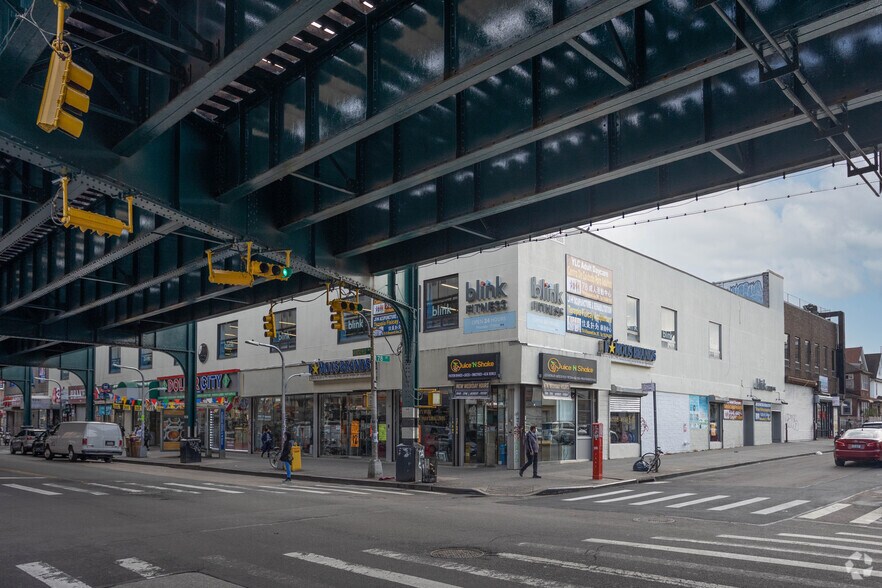 78-02-78-14 Roosevelt Ave, Jackson Heights, NY à louer - Photo du bâtiment - Image 3 de 10