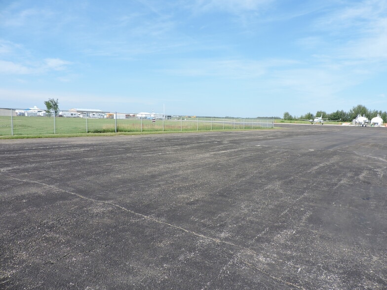 2540 37 Av, Springbrook, AB for lease - Building Photo - Image 2 of 4