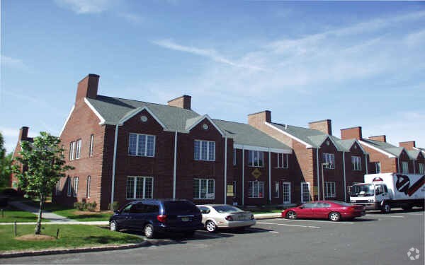 611-624 Courtyard Dr, Hillsborough, NJ à vendre - Photo du bâtiment - Image 3 de 47