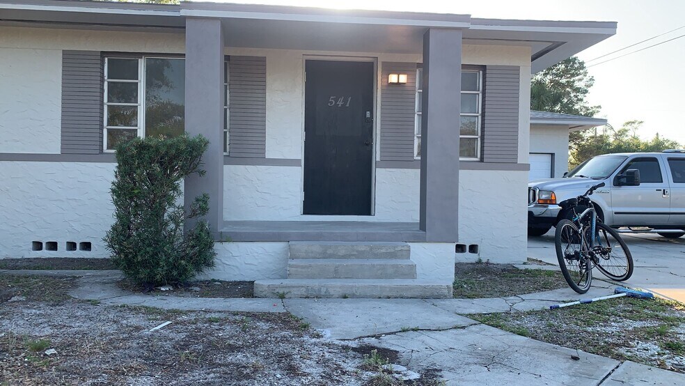 541 49th St S, Saint Petersburg, FL à louer - Photo du bâtiment - Image 1 de 18
