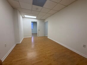 7506-7560 NW 70th St, Miami, FL à louer Photo intérieure- Image 1 de 20