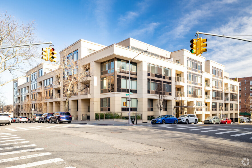 64-05 Yellowstone Blvd, Forest Hills, NY for lease - Primary Photo - Image 1 of 19