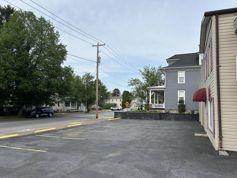 417 W Main St, Hummelstown, PA à louer - Photo du bâtiment - Image 3 de 6