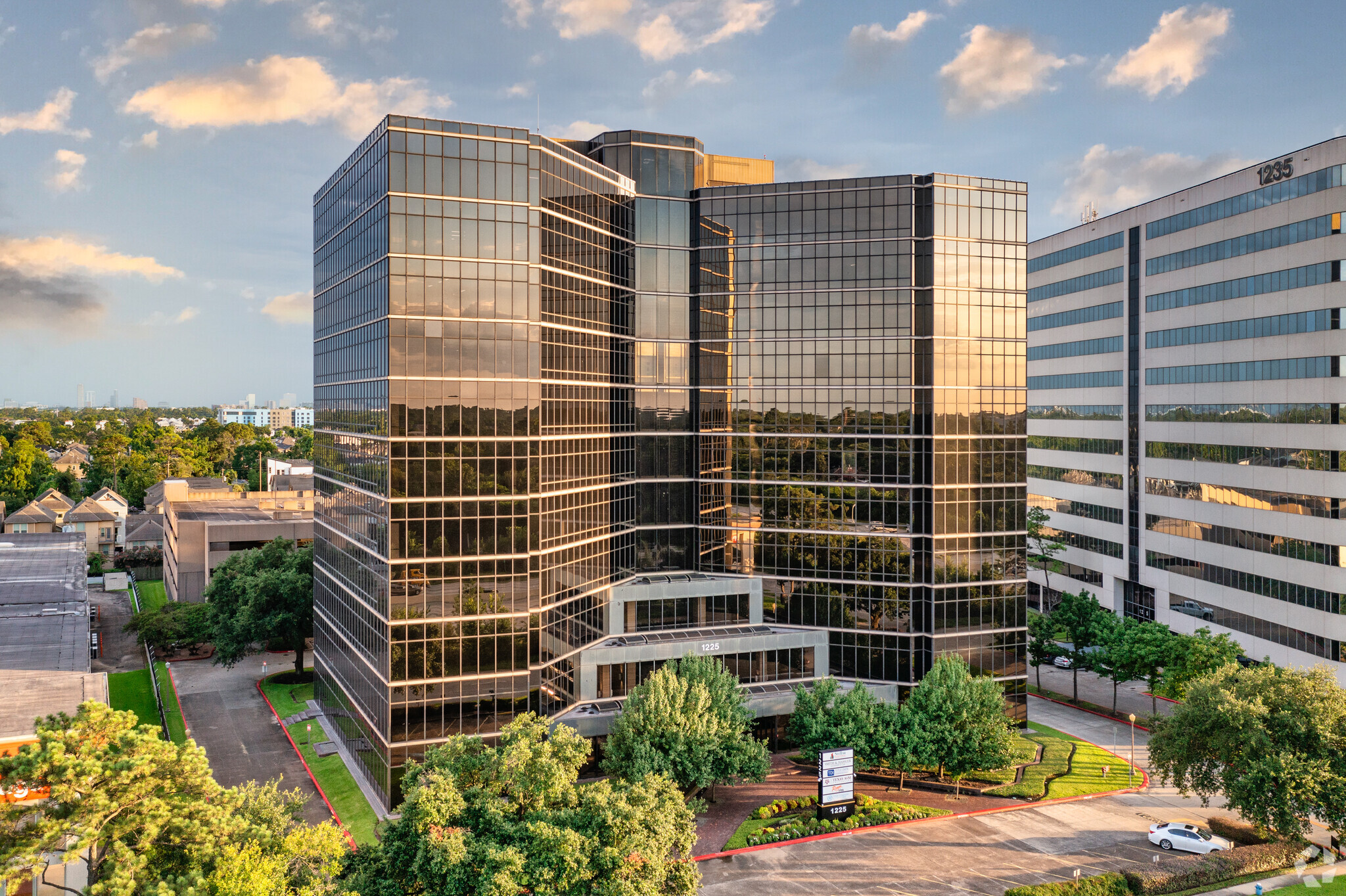 1225 N Loop Fwy W, Houston, TX for lease Building Photo- Image 1 of 20