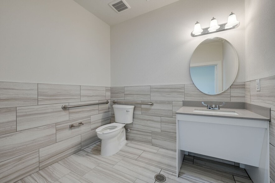 5860 Collin McKinney Pky, McKinney, TX for lease - Interior Photo - Image 2 of 15