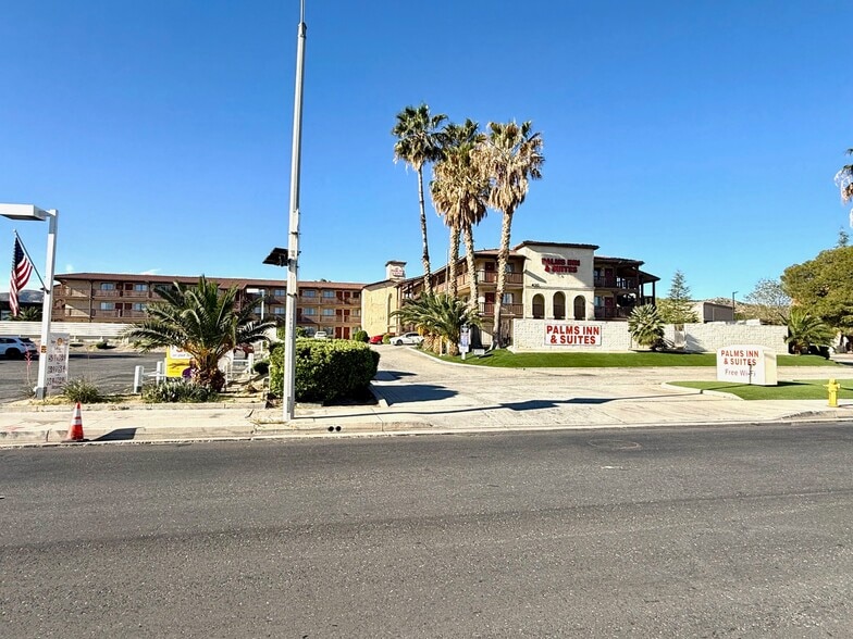 430 W Palmdale Blvd, Palmdale, CA à vendre - Photo du bâtiment - Image 2 de 32