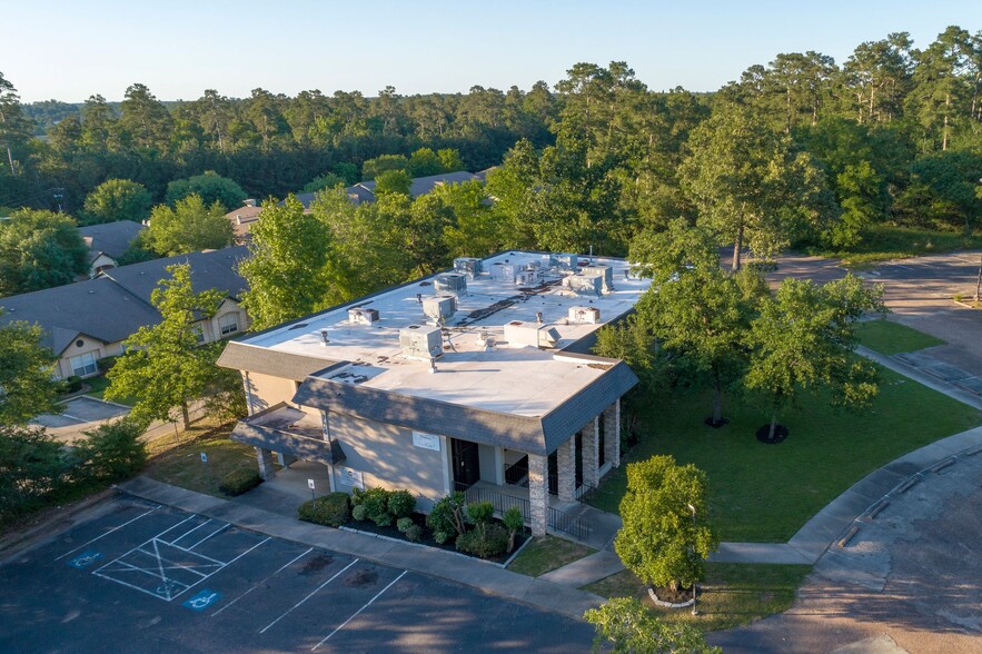 704 Longmire Rd, Conroe, TX à louer - Photo du bâtiment - Image 1 de 13