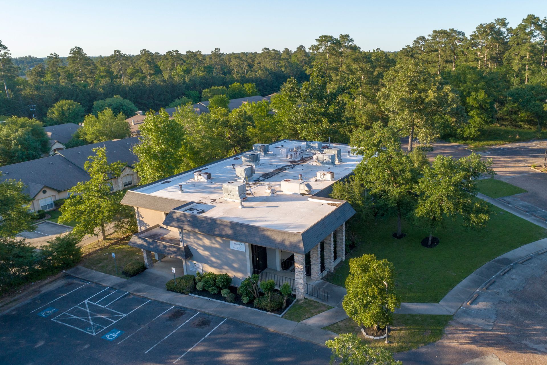704 Longmire Rd, Conroe, TX à vendre Photo du bâtiment- Image 1 de 14