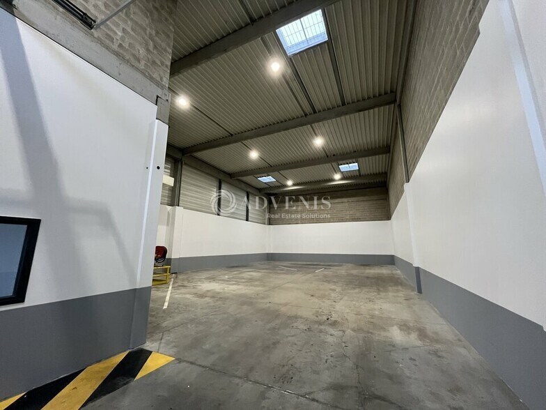Flex in Élancourt for lease - Interior Photo - Image 1 of 7