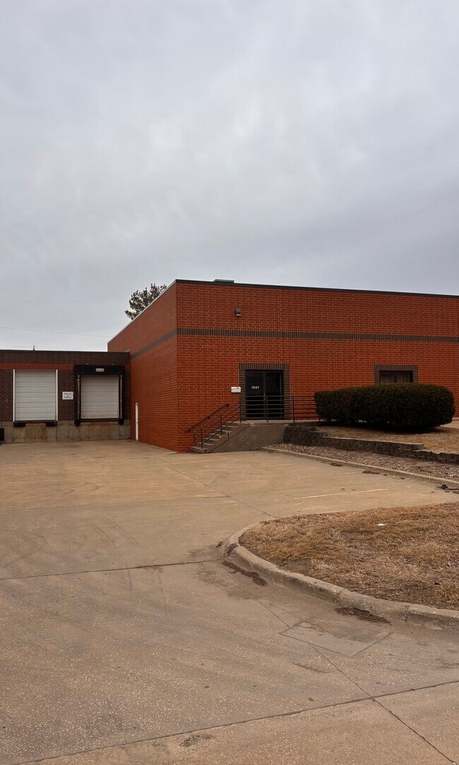 Plus de détails pour 1537 Vermont St, Des Moines, IA - Industriel à louer