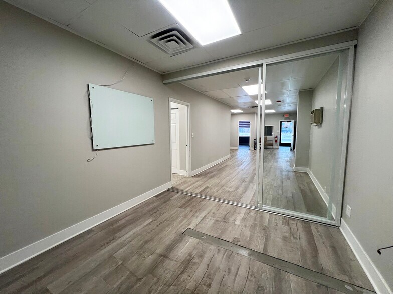 119 Bond St, Elk Grove Village, IL à louer - Photo du bâtiment - Image 2 de 13
