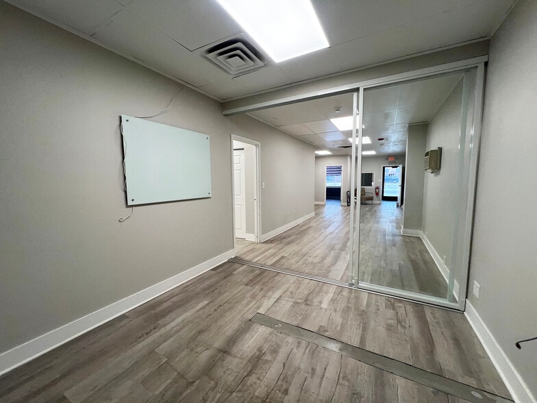 119 Bond St, Elk Grove Village, IL à louer - Photo du bâtiment - Image 2 de 13