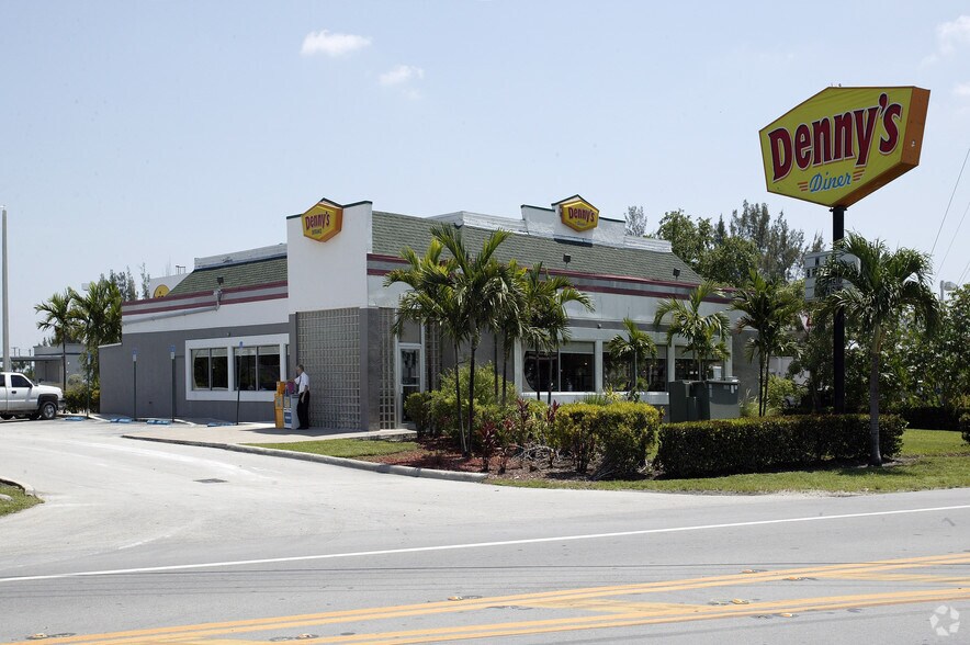 11711 W Okeechobee Rd, Hialeah, FL à louer - Photo du bâtiment - Image 1 de 7