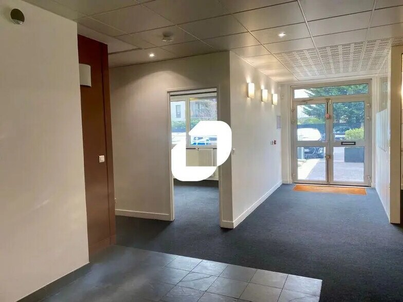 Office in Rueil-Malmaison for sale - Building Photo - Image 1 of 11