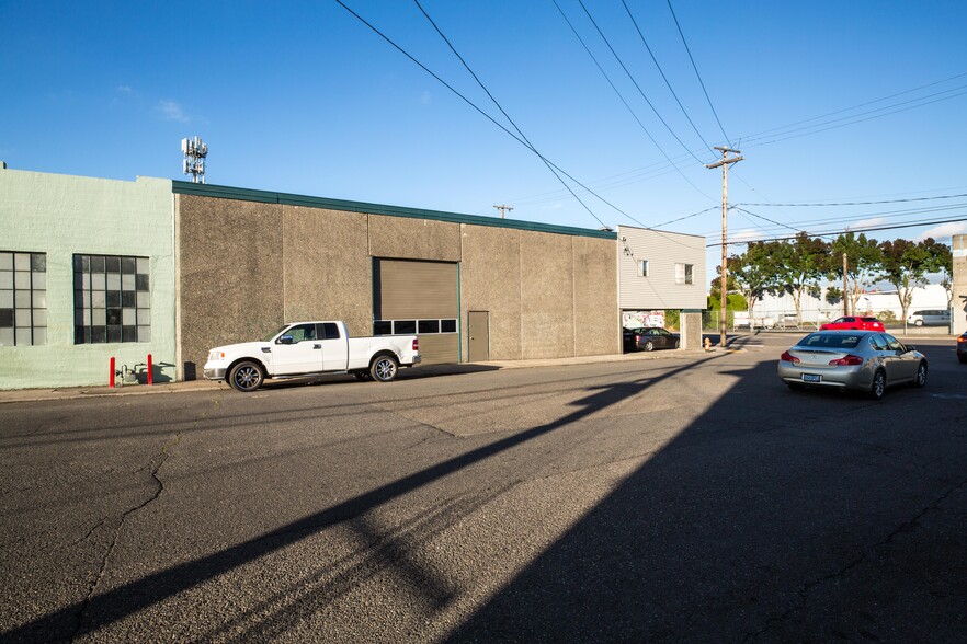 1105 SE Woodward St, Portland, OR for sale - Building Photo - Image 2 of 12