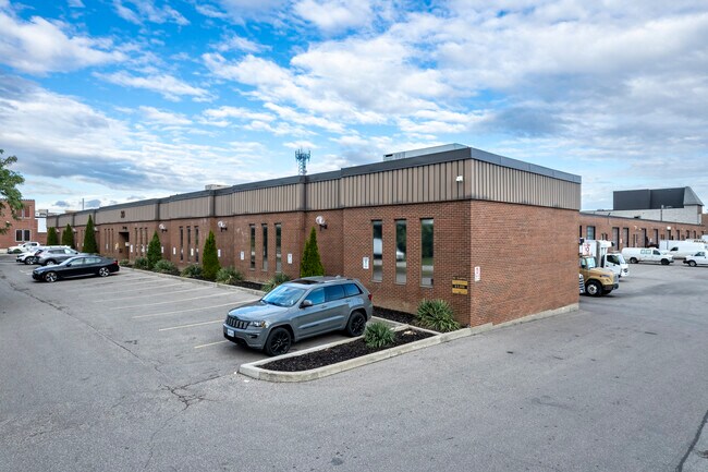 Plus de détails pour 30 Titan Rd, Toronto, ON - Industriel à vendre