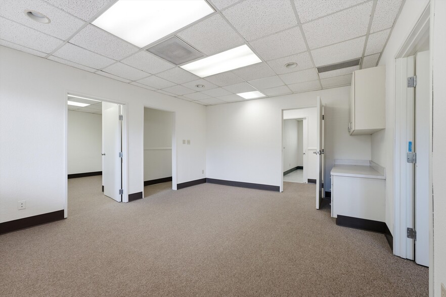 44725 10th St W, Lancaster, CA for lease - Building Photo - Image 2 of 61