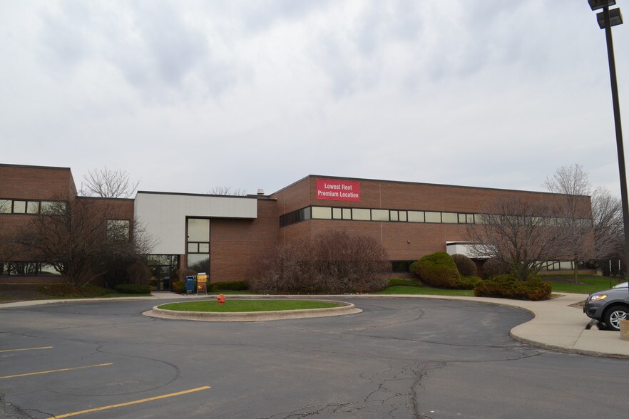 2400 Big Timber Rd, Elgin, IL à louer - Photo du bâtiment - Image 2 de 6
